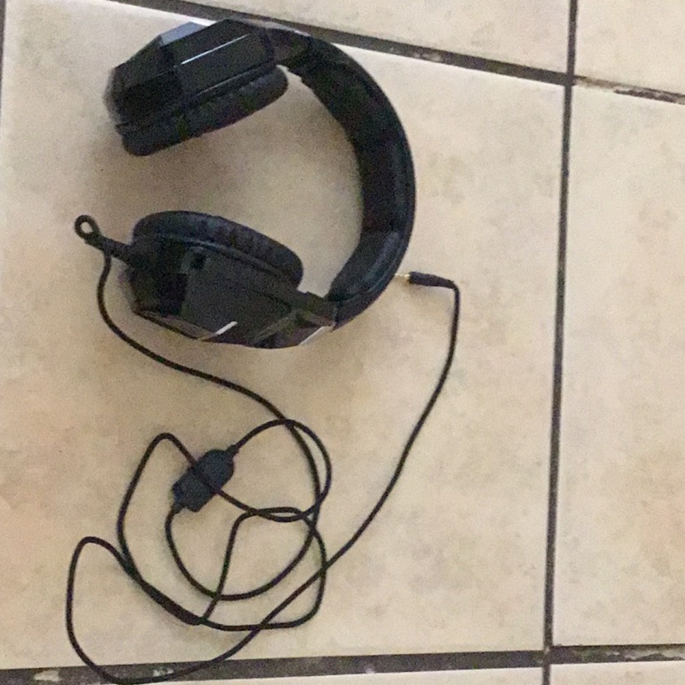 Black jeecoo headphones